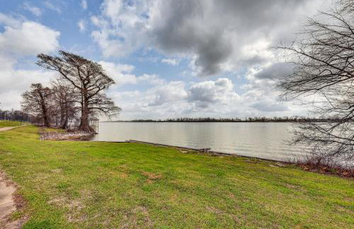 Walk to Lake Chicot Cottage with Yard and Views! - Foto 32