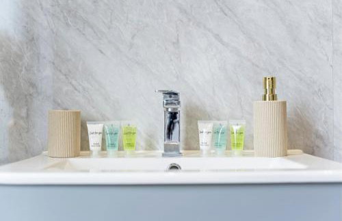 Stylish House - Sleeps 7 - Free Parking, Fast WiFi and Smart TV - Contractors, Groups and Long Stays Welcome by Yoko Property - Foto 11