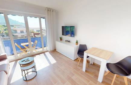 55E - Superbe studio climatisé entièrement rénové au 5ème et dernier étage sur le bord de Mer de Menton - Photo 1