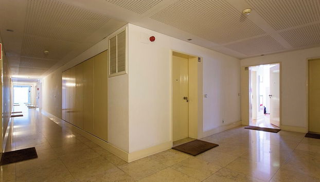 JOIVY Color-block studio w/workspace &free parking at the heart of Santa Catarina - Foto 2, Entrada interior