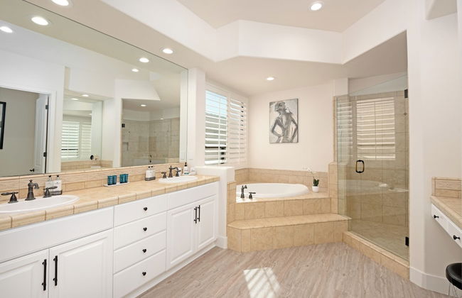 Luxury Resort Style Living w/ Pool & Jacuzzi - Foto 28