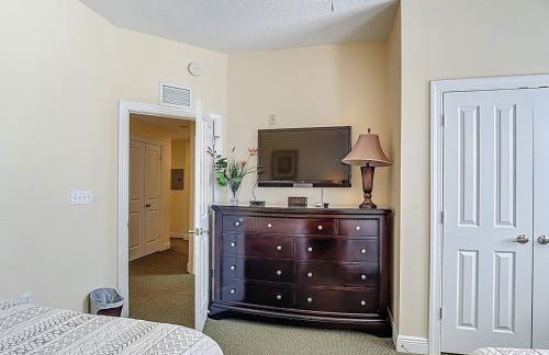 3-BR Condo with Dreamy Balcony Views, Walk to Pool - Foto 28