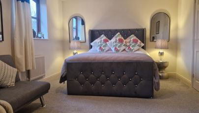 Stunning Fir Tree Corner 3 bedroom detached Executive house ideal wedding guest family home with free drive way CCTV parking for 2 vehicles or LWB Van M5 1 mile away dogs welcome by prior arrangement - Foto 4