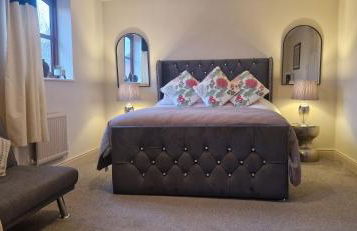 Stunning Fir Tree Corner 3 bedroom detached Executive house ideal wedding guest family home with free drive way CCTV parking for 2 vehicles or LWB Van M5 1 mile away dogs welcome by prior arrangement - Foto 4