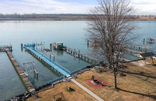 Lakeside Bliss 2BR, 1BA with All Modern Comforts - Foto 5