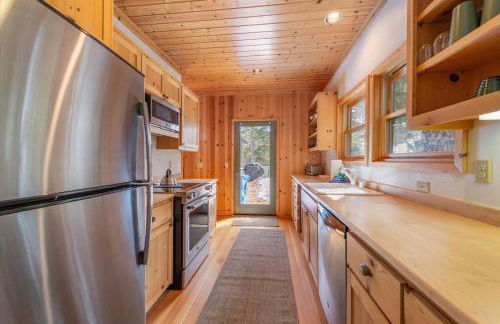 Cozy Designer Decorated Cabin Near Slopes Fireplace Peekaboo Lakeview - Foto 20