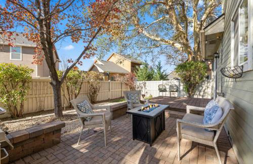 Fire Pit Getaway Shops and Dining 70in TV - Foto 36