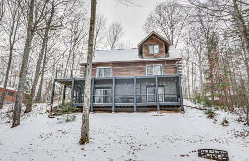 Rhinelander Waterfront Cabin with Deck and Fire Pit! - Foto 3