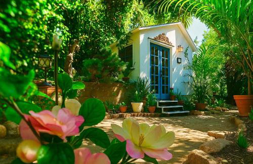 Enchanting Gated Hollywood Hills Oasis with Tranquil Treet-Top Views, Outdoor Living Room and Patios, Magical Zen Garden, Plus Bonus Romantic Guest House and Free Garage in LA's Most Desirable Central Serene Area, Sleeps 8-10 - Foto 36