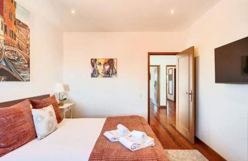 Beach Villa with Jacuzzi & Garage by HostWise - Foto 7