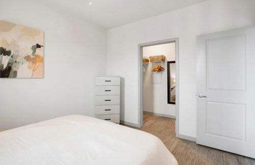 Pool with Free Covered Parking and Washer & Dryer in Unit - Foto 4