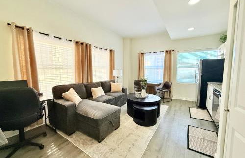 Urban Oasis with City Views and Dedicated Workspace - Foto 1