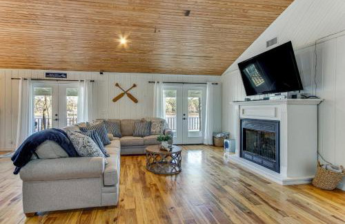 Tranquil Gantt Lake Home w/ Deck & Patio! - Foto 4