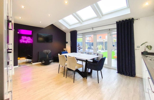 Stunning 4 Bed House With Cinema Room & Parking - Foto 1