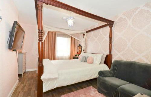 3 Bed House - Sleeps 7 - Parking - Wifi - Foto 4