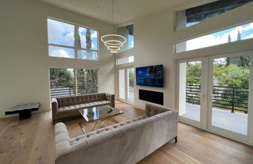The Arts House - Private and Gated Home in Silver Lake with Pool & Views - Photo 3