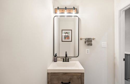 Designer 3-Bedroom Home with King Bed, Family-Friendly, Columbia Heights - Foto 2