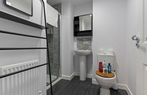 Exquisite 7 Bedroom 5 Bathroom House - Over 1900 sqft - Close to City Centre with Free Parking, Fast W-Fi and SmartTVs by Yoko Property - Foto 28