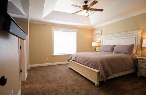 3 Car Garage Full Kitchen Large Backyard Smart TVs - Foto 25