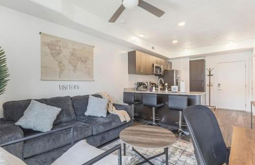 Apt in Heart of SLC - King Bed - Gym - Smart TV - Foto 7