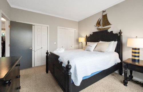 Lake front Keowee Condo with Balcony & Resort Amenities! 20 min to Clemson condo - Foto 5