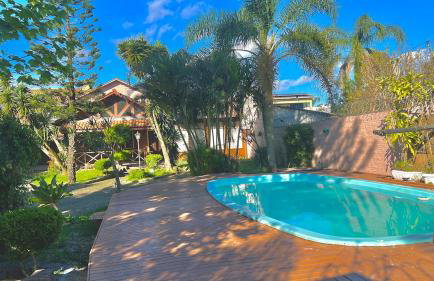 Ampla e luxuosa casa com áreas de lazer - Foto 1