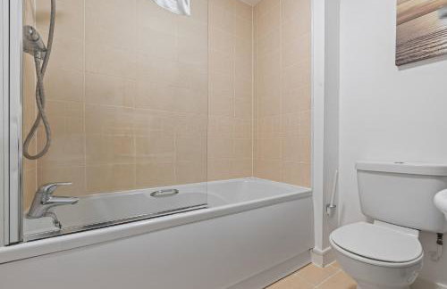 Charming House - Walking distance to Town Centre - Free Parking, Self-Check-In, Fast WiFi and Smart TV by Yoko Property - Photo 10