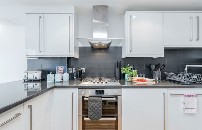 Spacious Apartment In The Heart Of Windsor - Photo 6