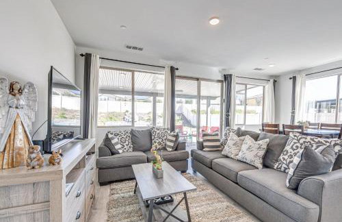 Patio and Yard Luxe Beaumont Getaway! - Foto 4