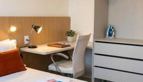 Apartamento novo com piscina 2 quartos self check-in perto do shopping - Foto 5