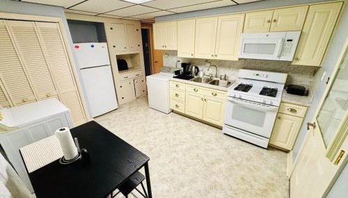 The Charming Cozy 4-Bedroom Getaway in Glen Burnie - Foto 5, stove