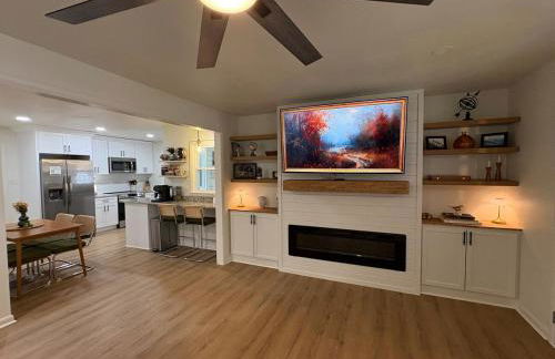 Modern 3 bedroom home downtown Forest city outstanding backyard, pet friendly - Foto 6