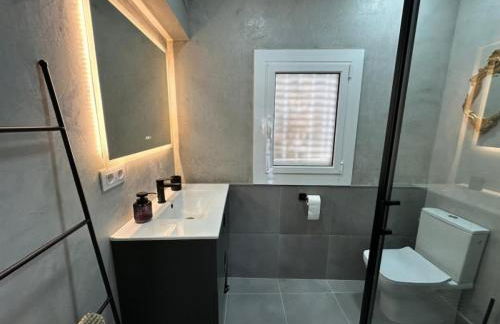 Preciosa casa con piscina desbordante y vistas al mar - Foto 17