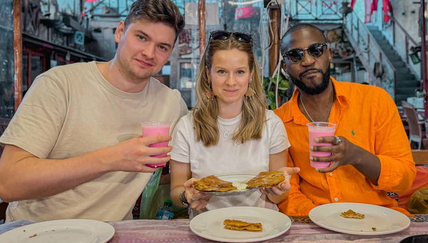 Três amigos degustando uma receita do Bahrein