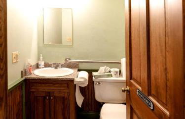 Vintage Caboose Rental in Historic Small Town near Springfield, Massachusetts - Foto 5