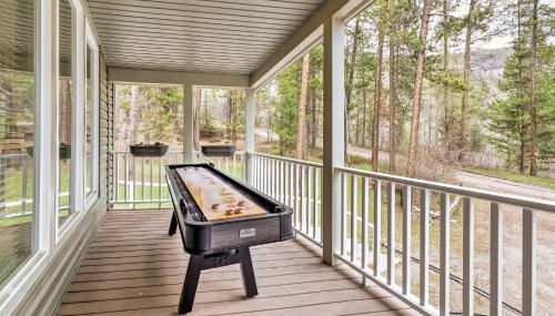 Rustic Escape with Deck, Hot Tub and Mountain Views - Foto 2