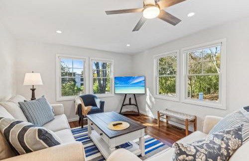 Steps to Beach + Sunset Views! East Marion Home - Foto 2