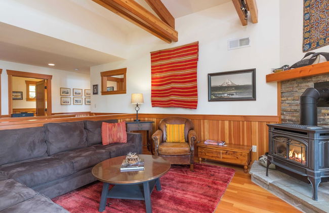 Goss Lake Chalet by Avantstay Lakefront w/ Dock - Photo 9