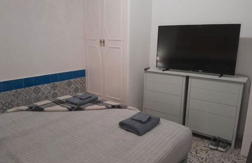 The Beach Hut with Lazy spa - Foto 39