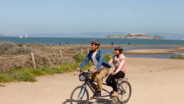Pedaleando frente a la isla de Alcatraz