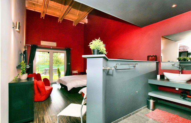 Beautiful Villa with Heated Outdoor Pool, Sauna, Hot Tub in Forest - Photo 22