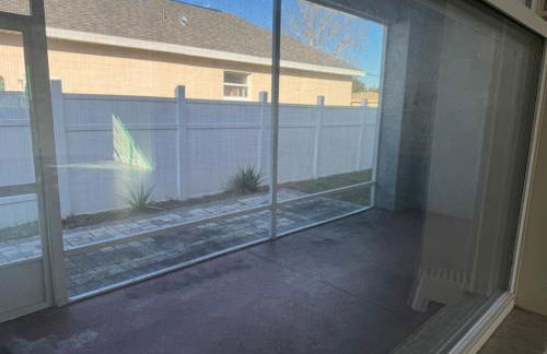 Newer Construction Home in Port Richey 3BR 2BA Bright with High Ceilings, Screened Lanai & Lake View, Fully Furnished, Conveniently Located on a Corner Lot with No Front Neighbors, Short Walk to US-19, Shops & Restaurants - Foto 27