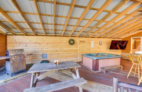 Hot Tub and Fire Pit Riverfront Helen Cabin - Foto 19