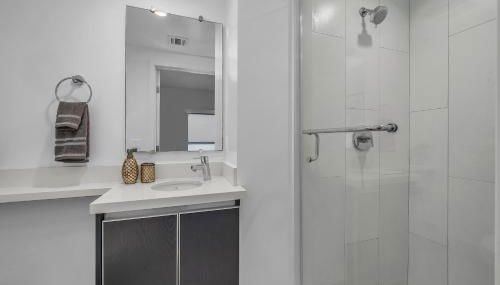 Amazing, Spacious Unit, Heart LA - Photo 4