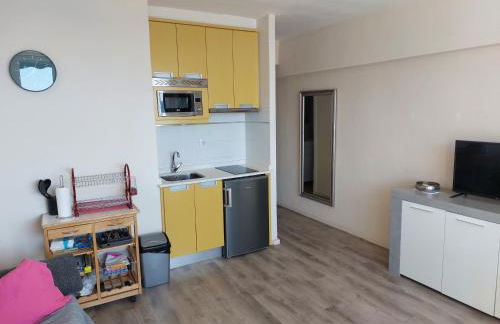 Vistas al mar. Junto a la playa. Garaje y piscina. - Photo 9