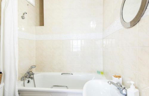 Ground Floor En-Suite Room with a Private Kitchen and Parking in a 5-Bedroom House at Hanwell - Foto 7