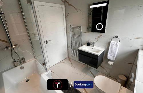 Spacious 4 Bedroom By Tara Stays Short Lets & Serviced Accommodation Aldershot With Free WiFi & Garden - Foto 18