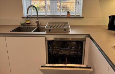 Three-bedroom modern family home by the pond with free parking - Photo 11