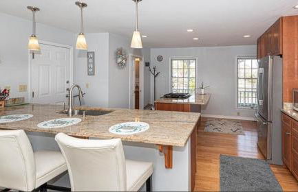 Spacious home with private pool, dock access, and scenic views - Foto 7