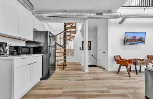 Stylish And Roomy Full House Dtwn - Photo 60